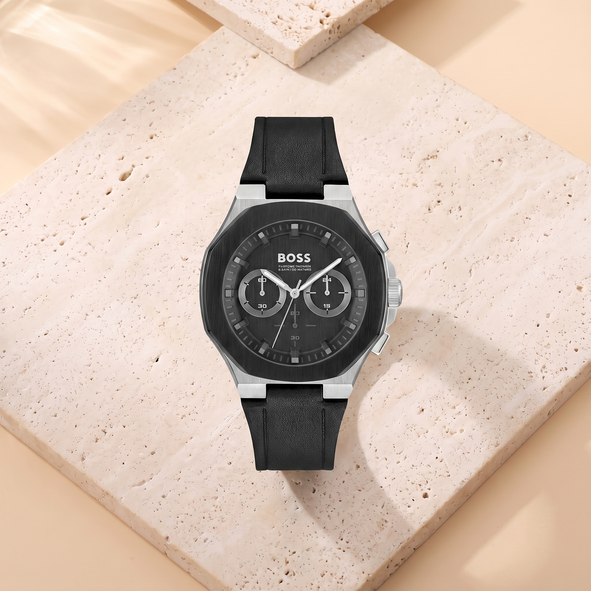 Hugo Boss Taper Cuir noir, fond travertin