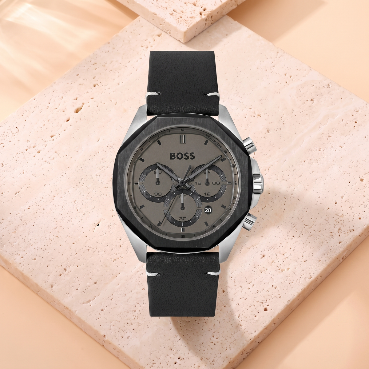 Hugo Boss Cloud Cuir noir, fond travertin