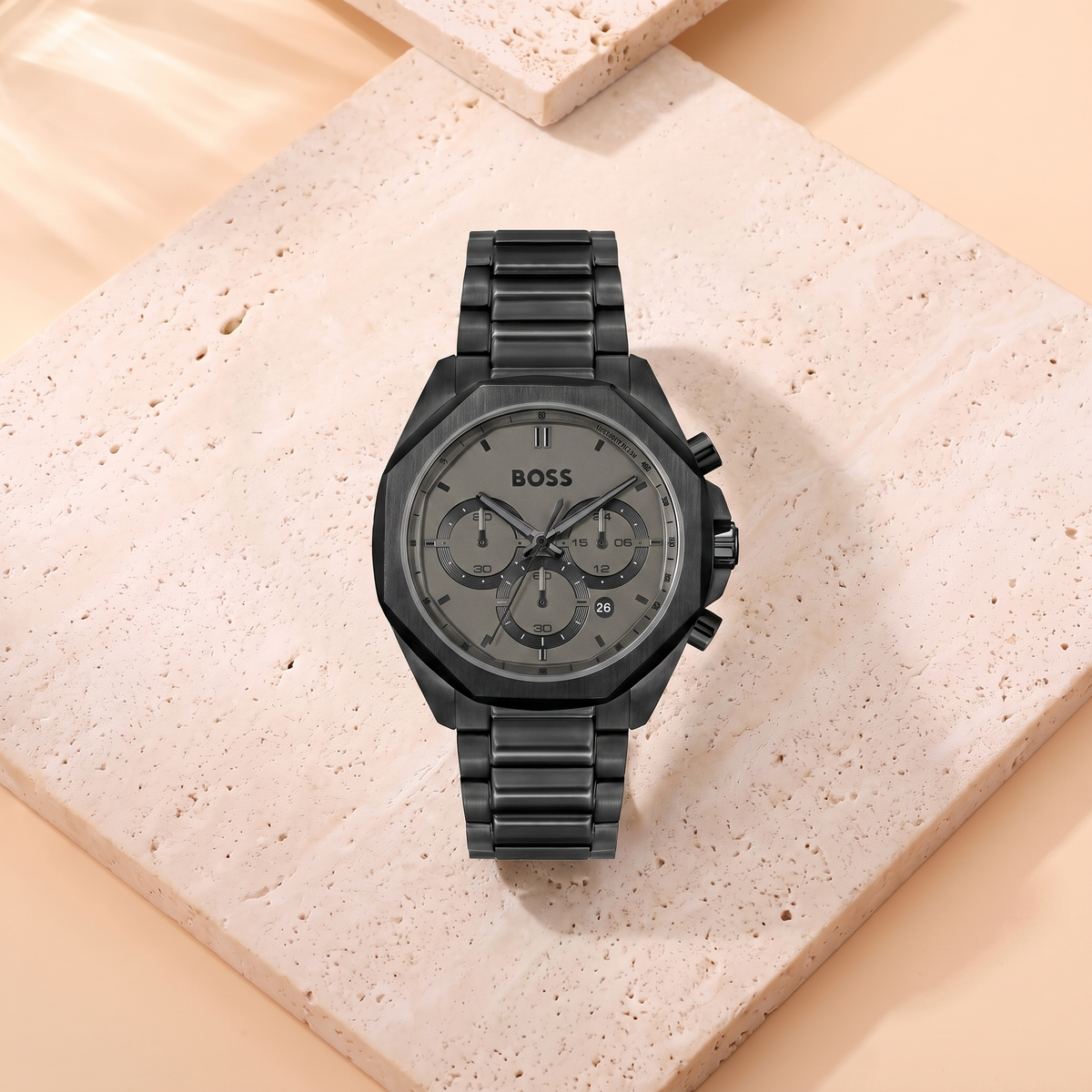Hugo Boss Cloud Acier noir, fond travertin