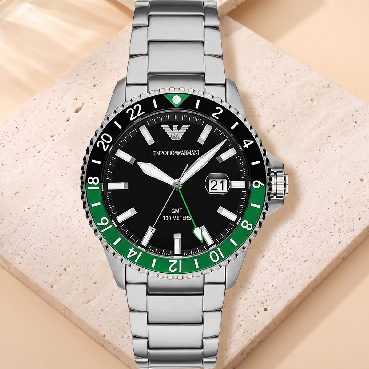 Emporio Armani Cosmograph Sprite, fond travertin