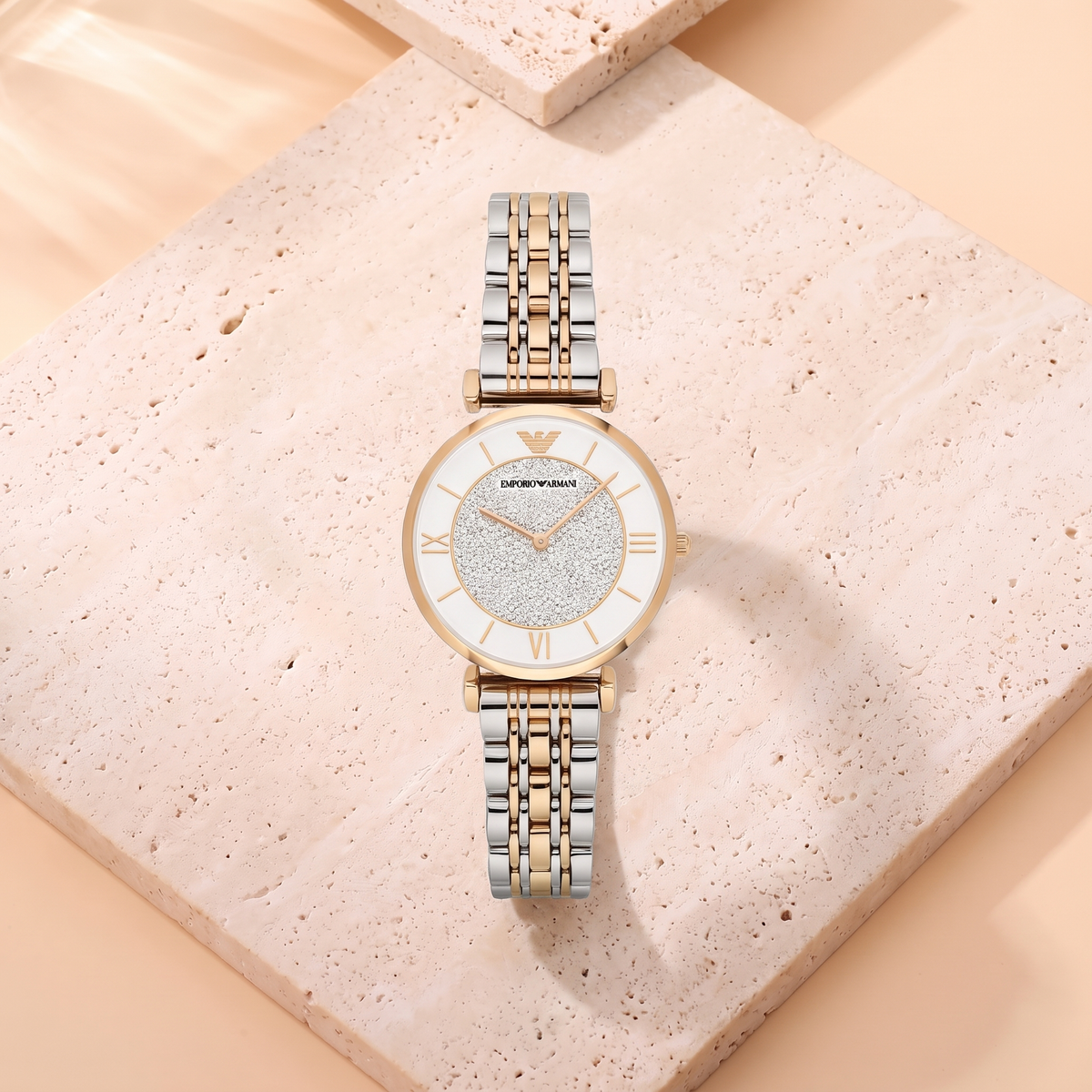 Emporio Armani Gianni Bicolore Gold, fond travertin