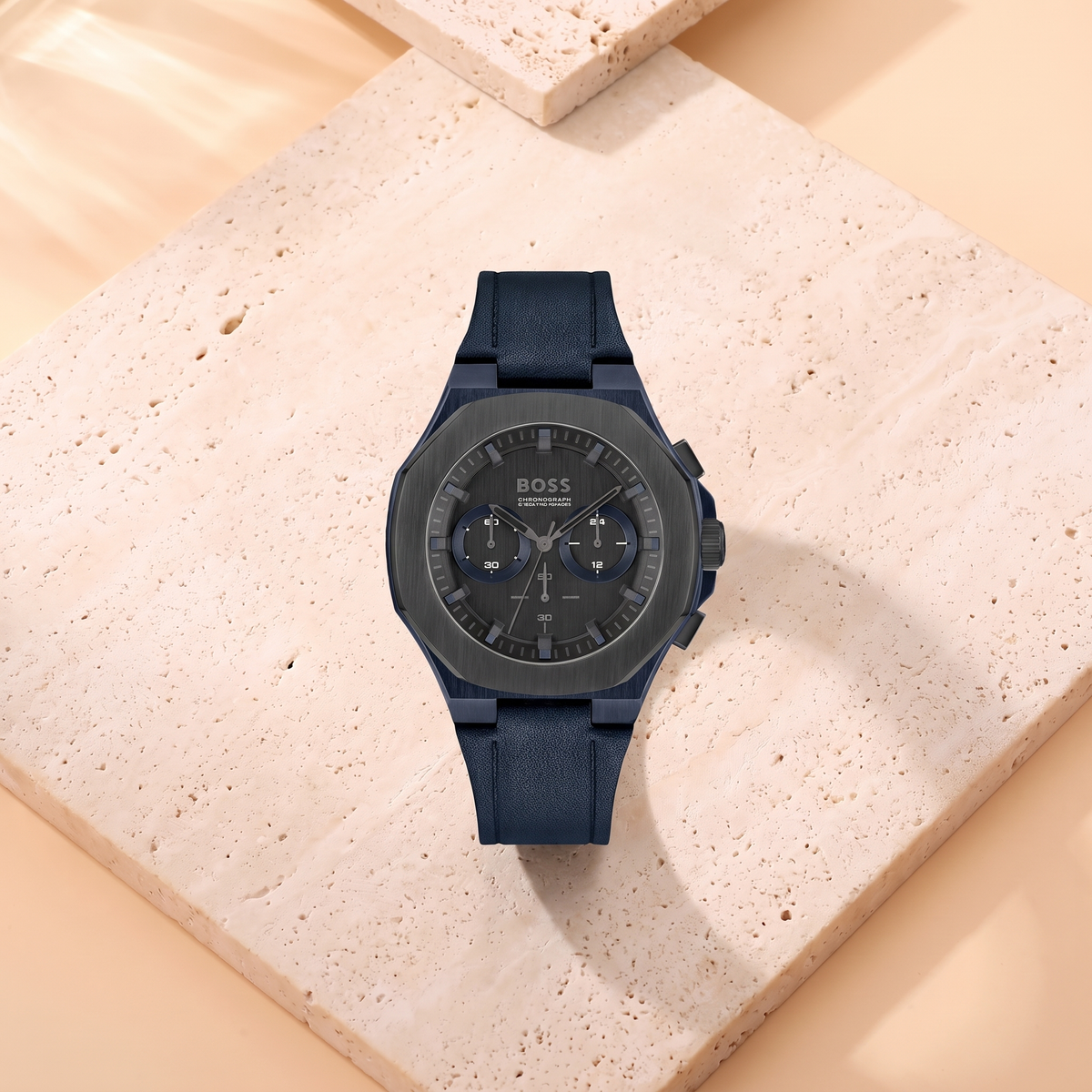Hugo Boss Taper Cuir bleu, fond travertin